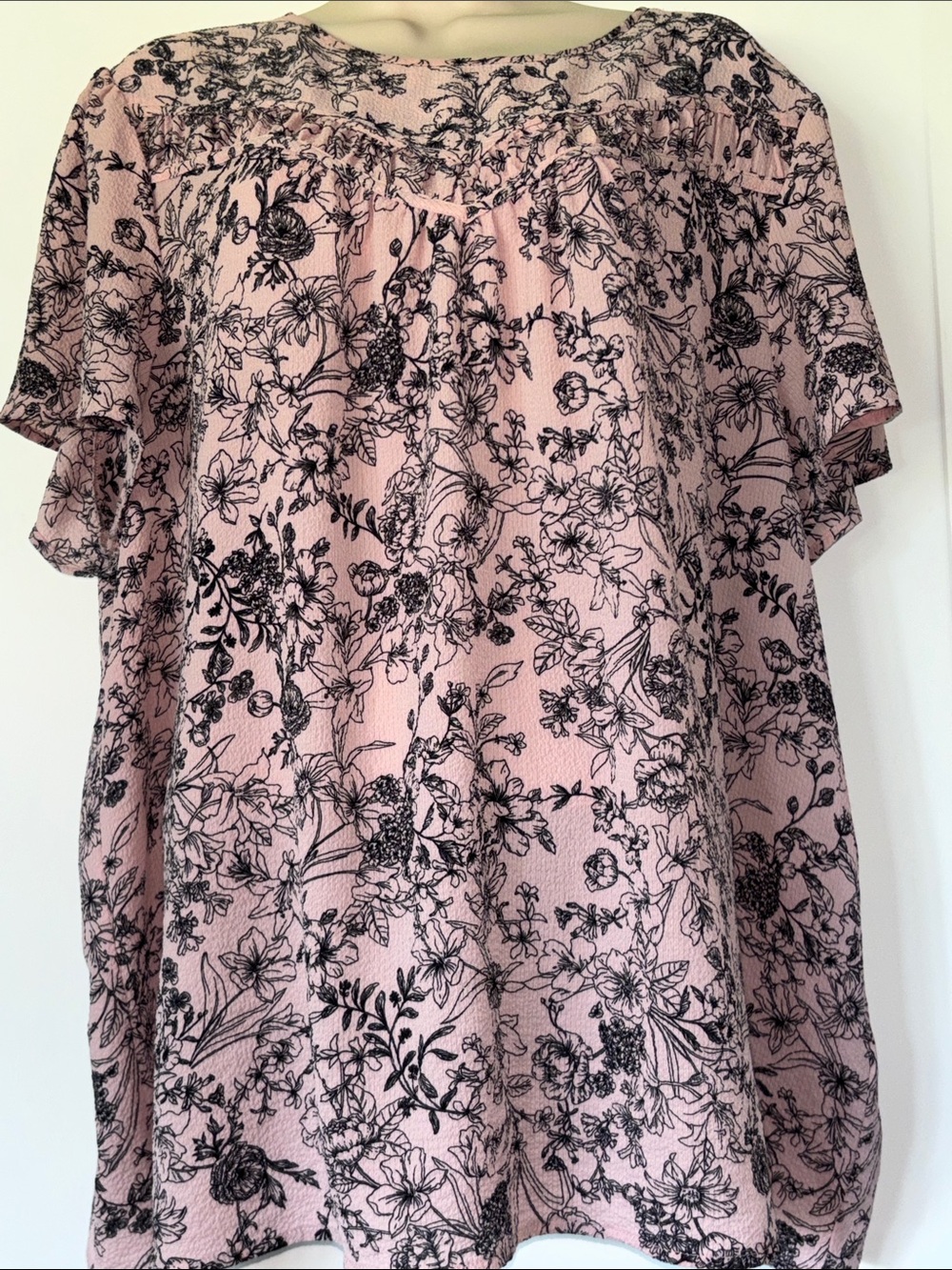 🍀3 for $25🍀 PENN blush floral blouse.